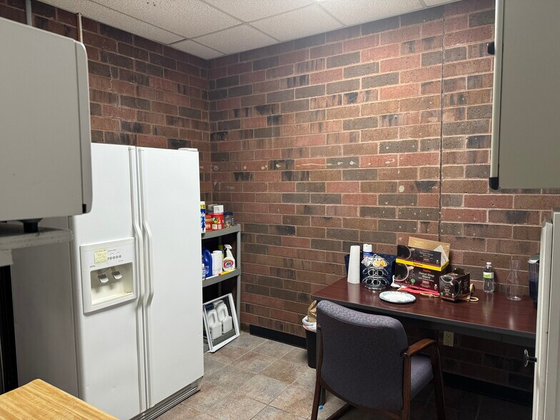More Photos Of 816-818 NW Park Ln, Lee's Summit Office For Lease