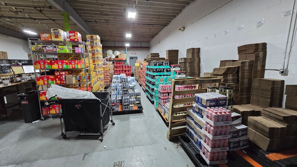 More Photos Of 495 Mola Blvd, Elmwood Park Warehouse For Lease