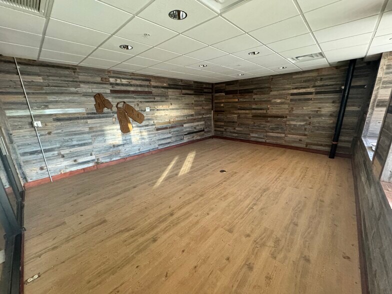 More Photos Of 112 E Cherokee Ave, Enid Manufacturing For Lease