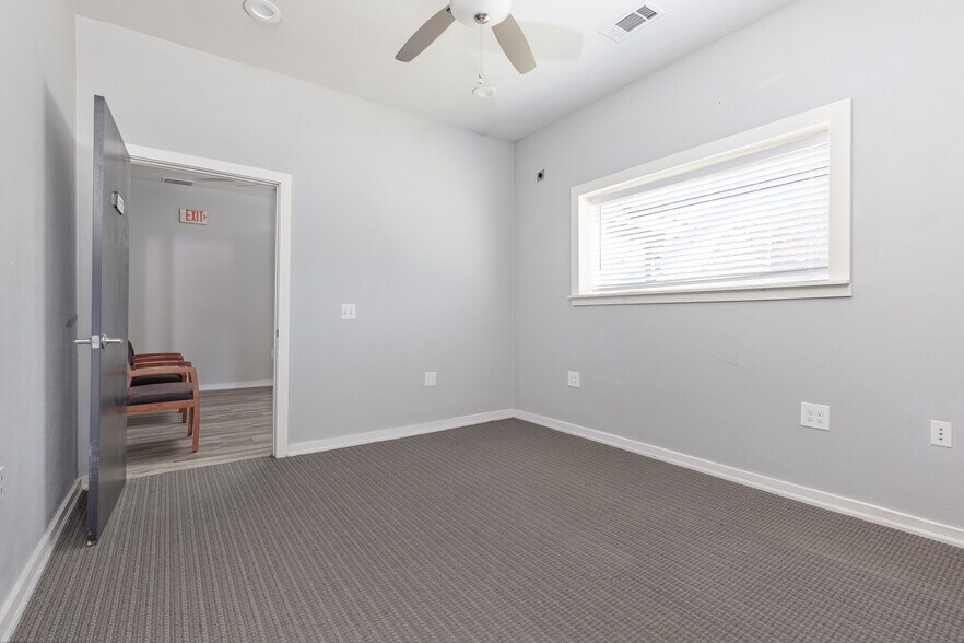 More Photos Of 1024 S First St, Sherman Warehouse For Lease