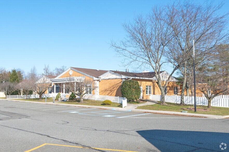 More Photos Of 720 Albin Ave, West Babylon Specialty For Lease