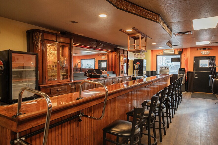 More Photos Of 510 Main St, Ormsby Restaurant For Sale
