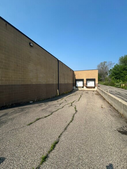 More Photos Of 863 High Point Dr, Byron General Retail For Lease