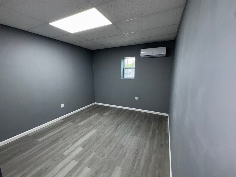 More Photos Of 1346 Gandy St, Jacksonville Showroom For Lease