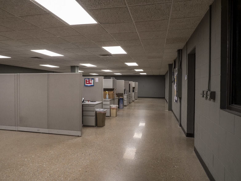 More Photos Of 13400 O St, Lincoln Manufacturing For Sale
