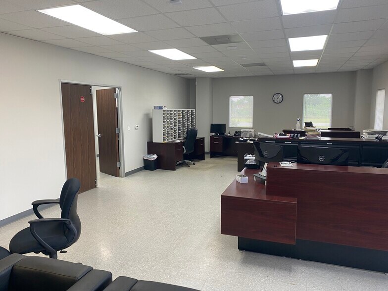 More Photos Of 105 Riley Rd, Houston Warehouse For Lease