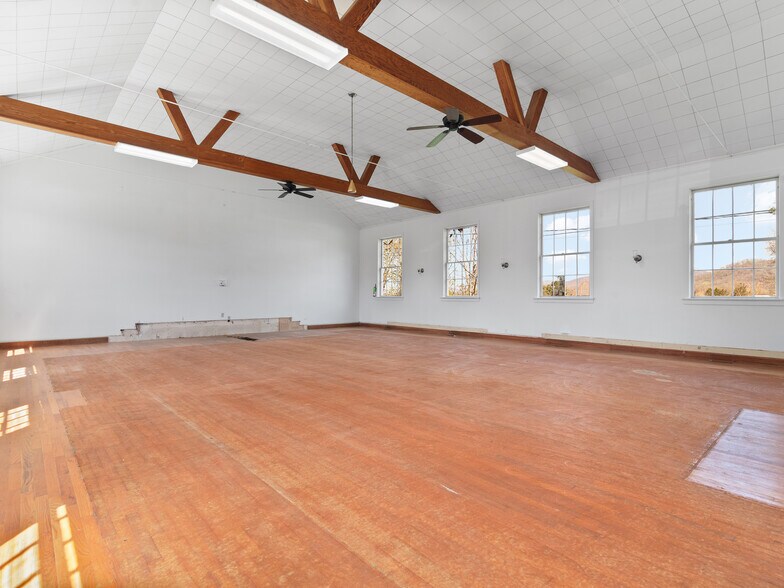 More Photos Of 62 Birdsong Trail, Waynesville Specialty For Lease