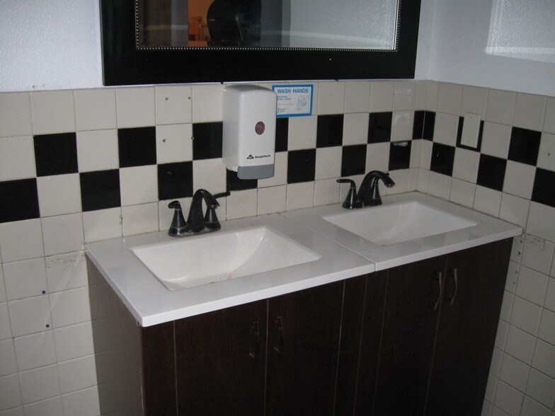 More Photos Of 607 SE Everett Mall Way, Everett General Retail For Lease