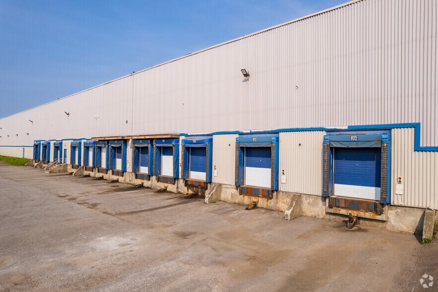 More Photos Of 2000 Rue Halpern, Montréal Distribution For Lease