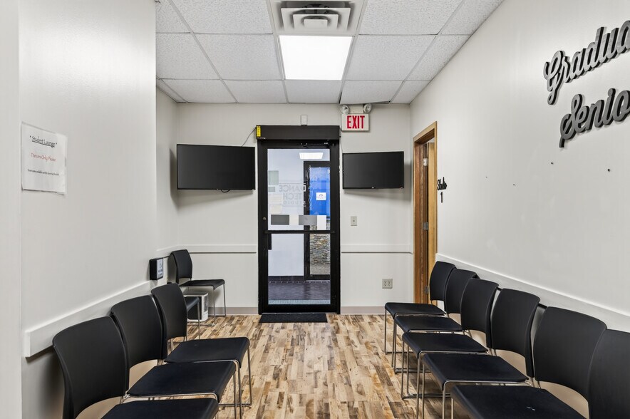 More Photos Of 146 Lake St N, Forest Lake Medical For Lease