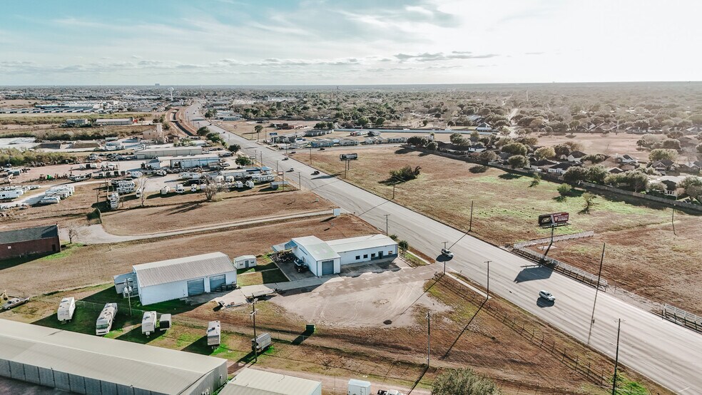 More Photos Of 13102 N Navarro St, Victoria Flex For Lease