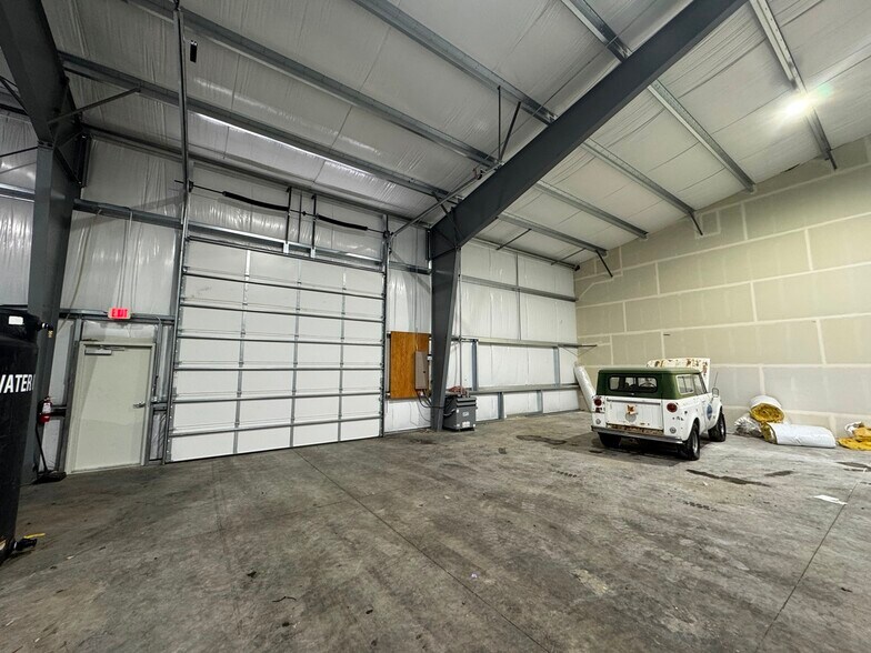 More Photos Of 31970 Cinema way, Tangent Showroom For Lease