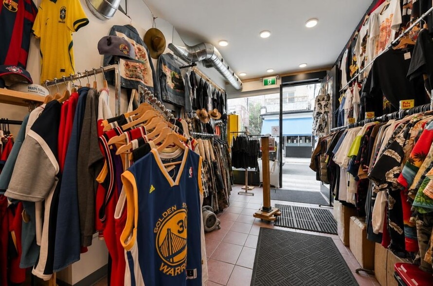 More Photos Of 193 1/2 Baldwin St, Toronto Storefront Retail Residential For Sale
