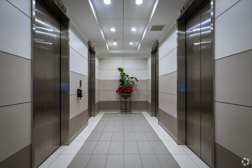 More Photos Of 11767 Katy Fwy, Houston Office For Lease