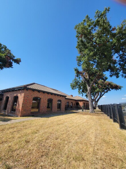 More Photos Of 2323 N Walton Walker Blvd, Dallas Office For Sale