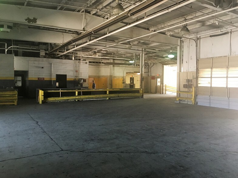 More Photos Of 195 Lisle Industrial Ave, Lexington Warehouse For Lease