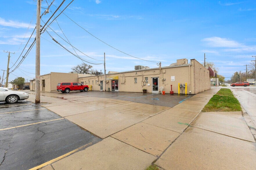 More Photos Of 30948-30960 Ford Rd, Garden City Storefront For Lease