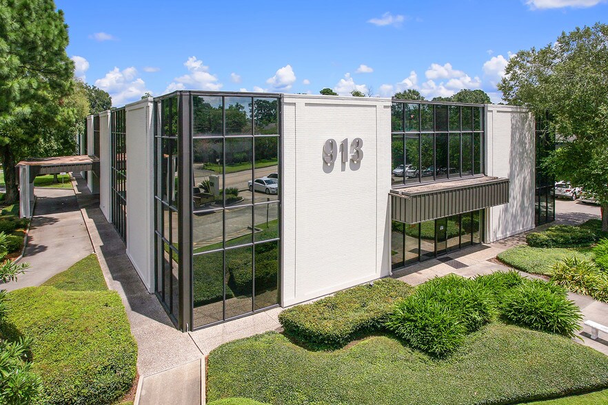 More Photos Of 913 S College Rd, Lafayette Medical For Lease