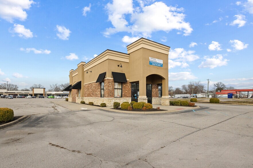 More Photos Of 1495 E 10th St, Jeffersonville Drugstore For Lease