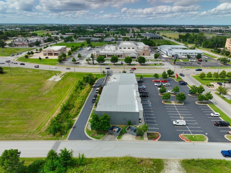 More Photos Of 3600 SE Guess Who Dr, Bentonville Storefront For Lease