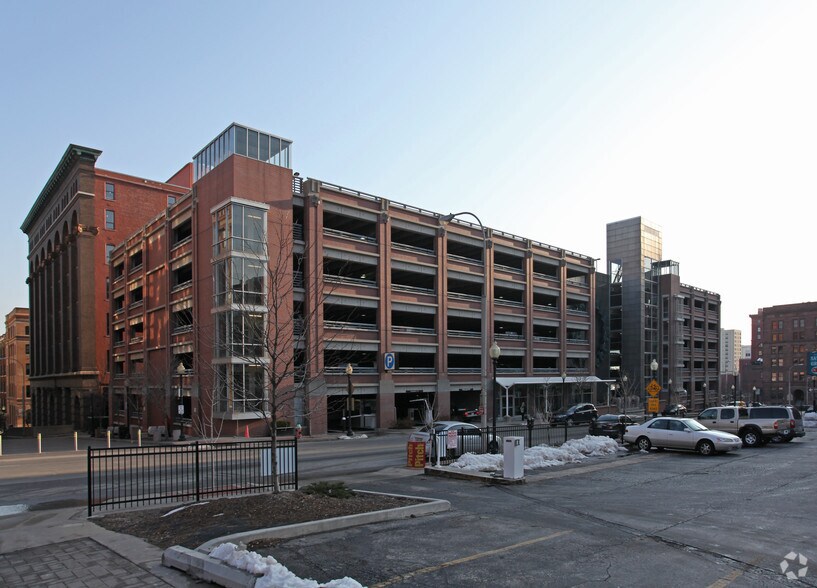 Primary Photo Of 300 W 9th St, Kansas City Parking Garage For Sale