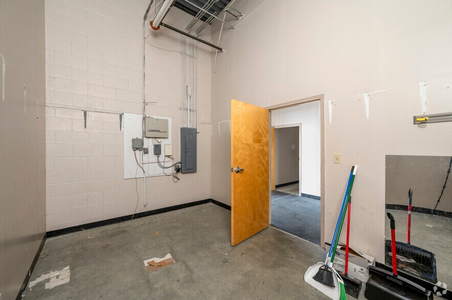 More Photos Of 301 Market Dr, Emporia Supermarket For Lease
