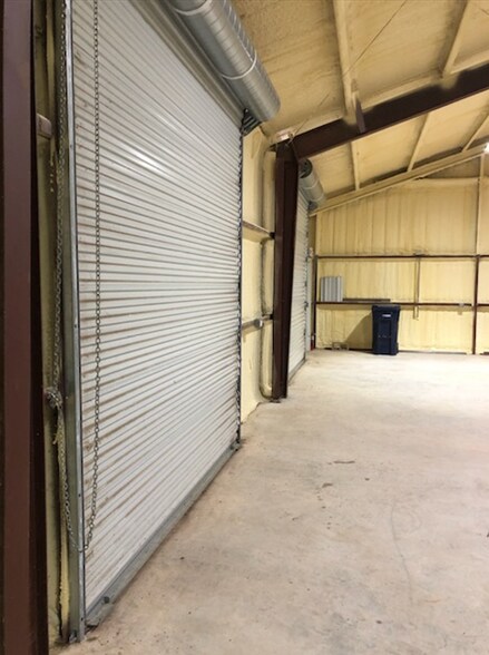 More Photos Of 1009 Old Plantersville, Montgomery Warehouse For Lease