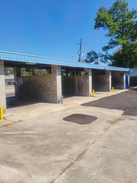 More Photos Of 1006 1st St E, Humble Carwash For Sale