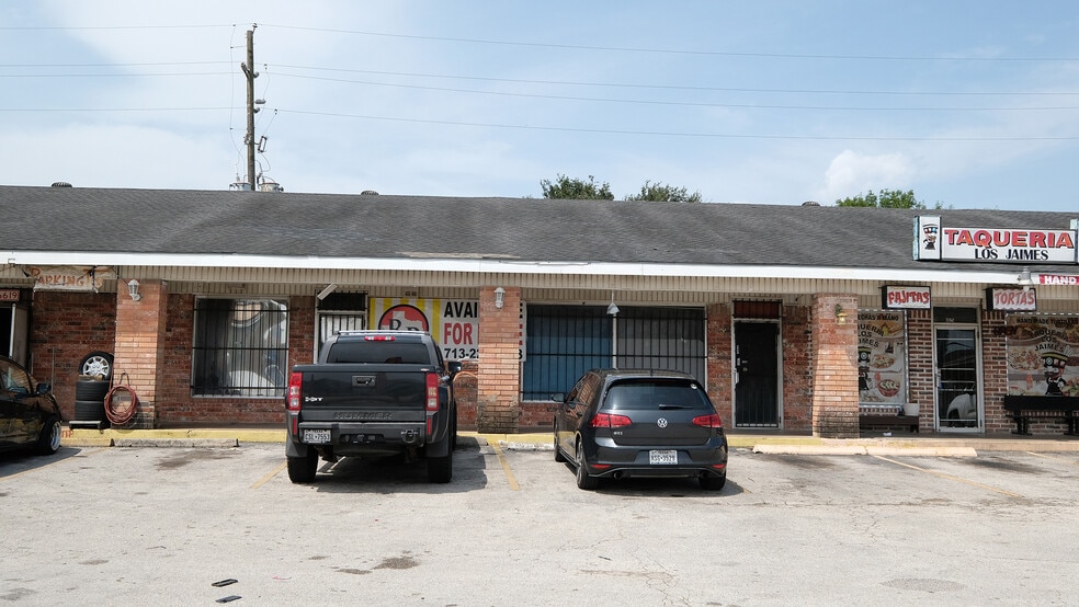 More Photos Of 6615-6627 Brittmoore Rd, Houston Storefront For Lease
