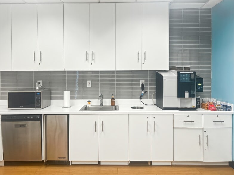 More Photos Of 1800 Pembrook Dr, Orlando Office For Lease