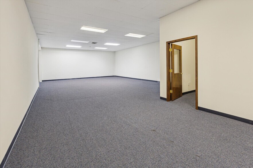 More Photos Of 711 Washington Ave, Bay City Medical For Sale