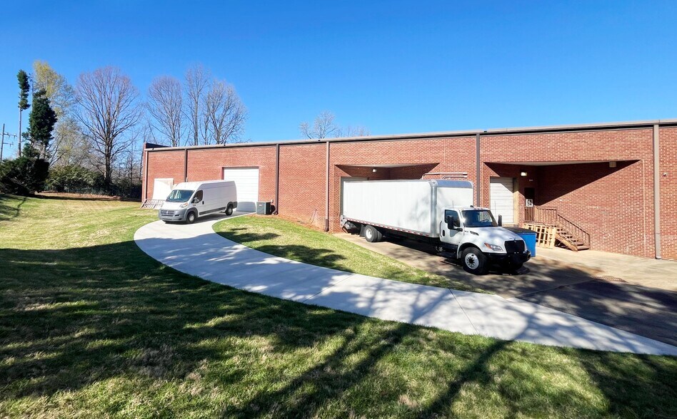 More Photos Of 9 Oak Branch Dr, Greensboro Service For Lease