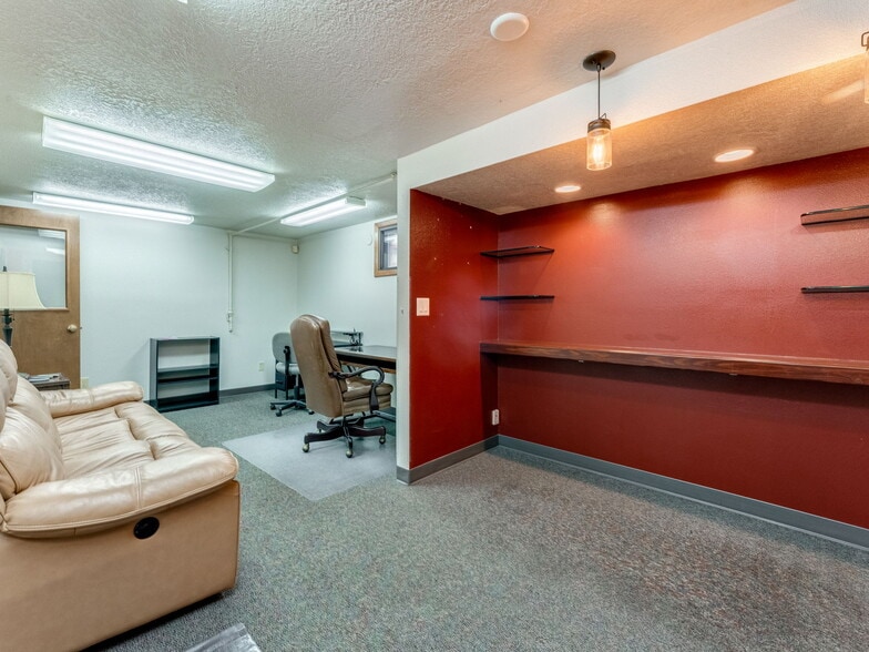 More Photos Of 737 NW Adams St, McMinnville Office For Sale