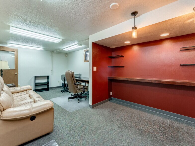 More Photos Of 737 NW Adams St, Mcminnville Office For Sale