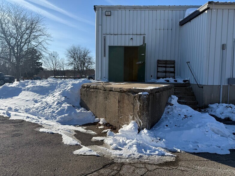 More Photos Of 808-810 N Monroe St, Waterloo Freestanding For Lease