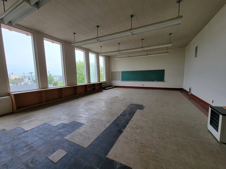 More Photos Of 1034 S 18th St, Manitowoc Flex For Lease