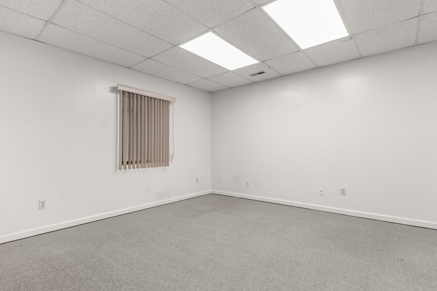 More Photos Of 105 S First Colonial Rd, Virginia Beach Light Distribution For Sale