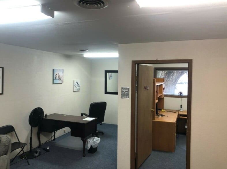 More Photos Of 606 N Saginaw St, Lapeer Storefront Retail Office For Lease