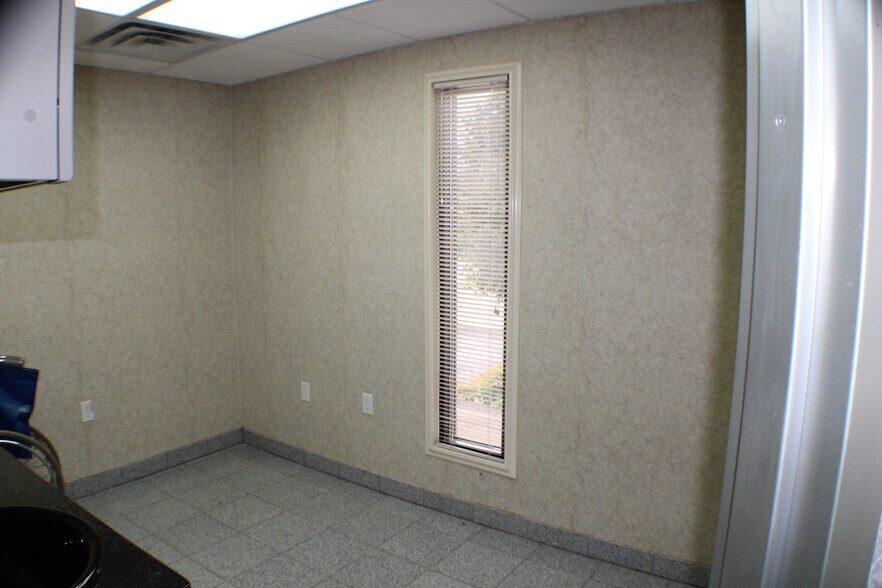 More Photos Of 1637 N Eastman Rd, Kingsport Office For Lease