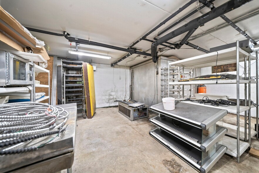 More Photos Of 1900 Tamarack Cir S, Columbus Fast Food For Lease