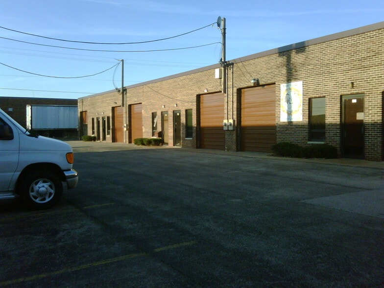 More Photos Of 729-739 Fullerton Ave, Addison Warehouse For Lease