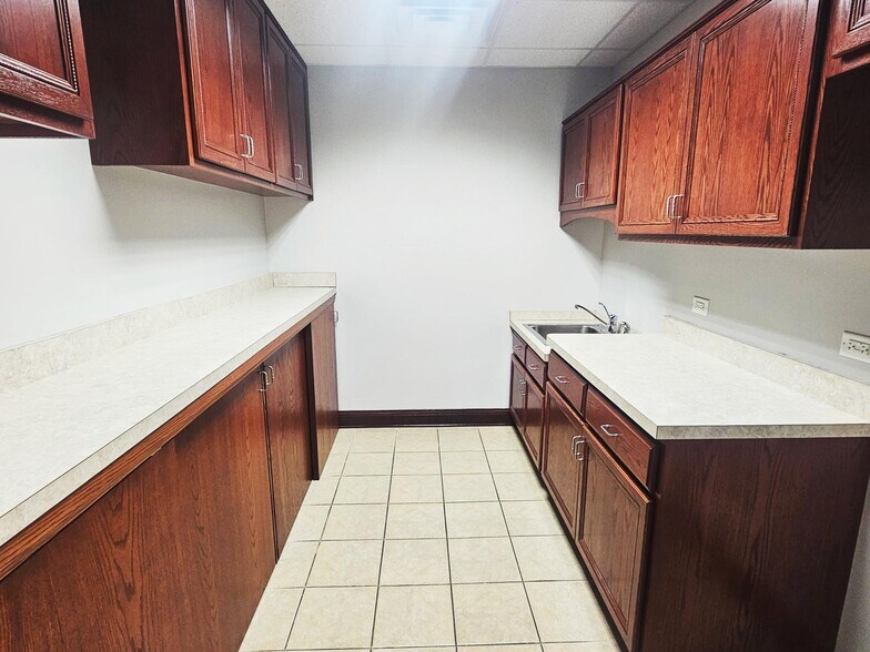 More Photos Of 11223 Distinctive Dr, Orland Park Medical For Lease