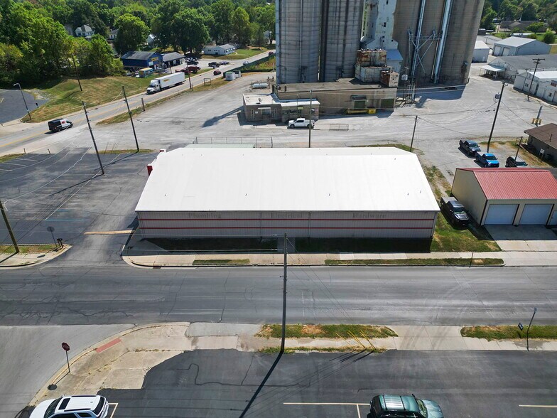 More Photos Of 105 S Forest Ave, Brazil Freestanding For Sale