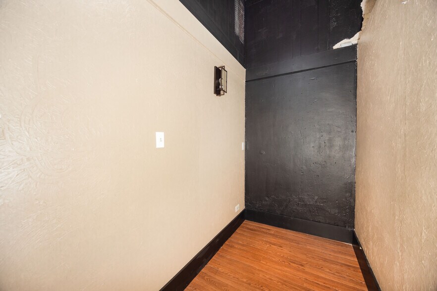 More Photos Of 1118 18th St, Hondo Storefront For Sale