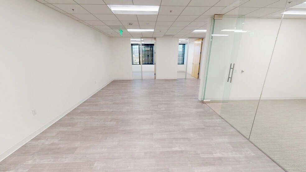More Photos Of 21700 Oxnard St, Woodland Hills Office For Lease