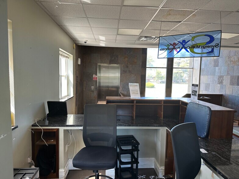 More Photos Of 1570 Old Country Rd, Westbury Office For Lease