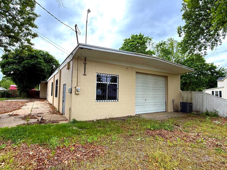 More Photos Of 407 S West Blvd, Landisville Warehouse For Lease