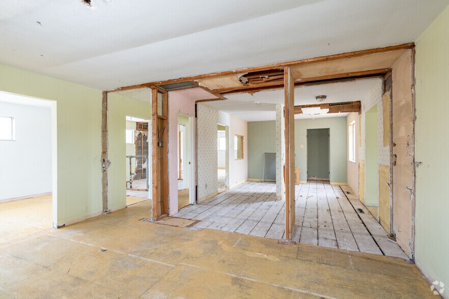 More Photos Of 111 W Lincoln St, Belleville Office For Sale