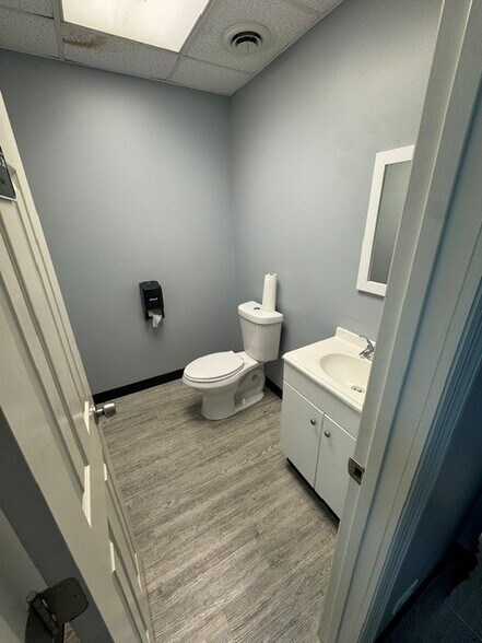 More Photos Of 1870 Midtown Dr, Columbus Flex For Lease