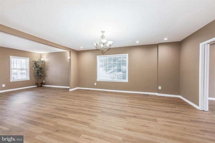 More Photos Of 4021 Barrington Rd, Baltimore Flex For Sale